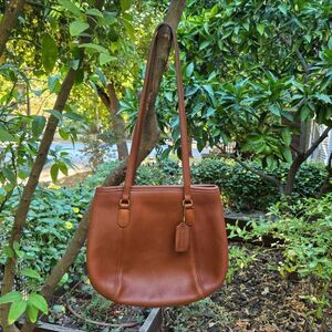 90s Coach Slim Medium Framed Pouch Leather British Tan Vintage Shoulder Bag 9996